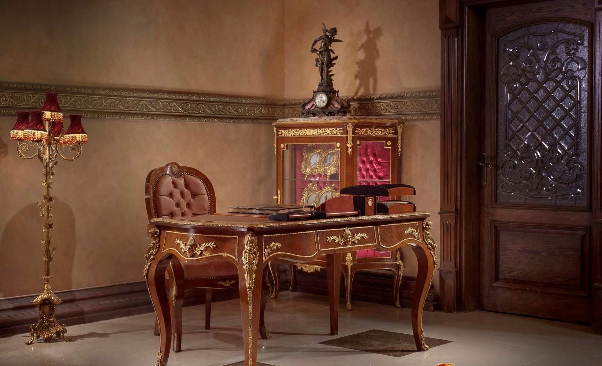 A room with a desk and chairs and a lamp