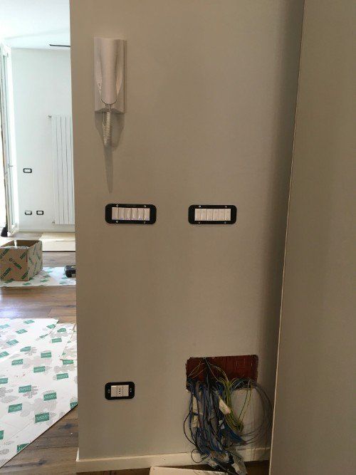 bottoni per l'accensione dell'illuminazione domestica