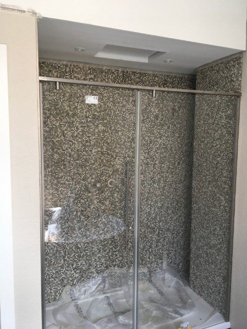 bagno con impianto d'illuminazione