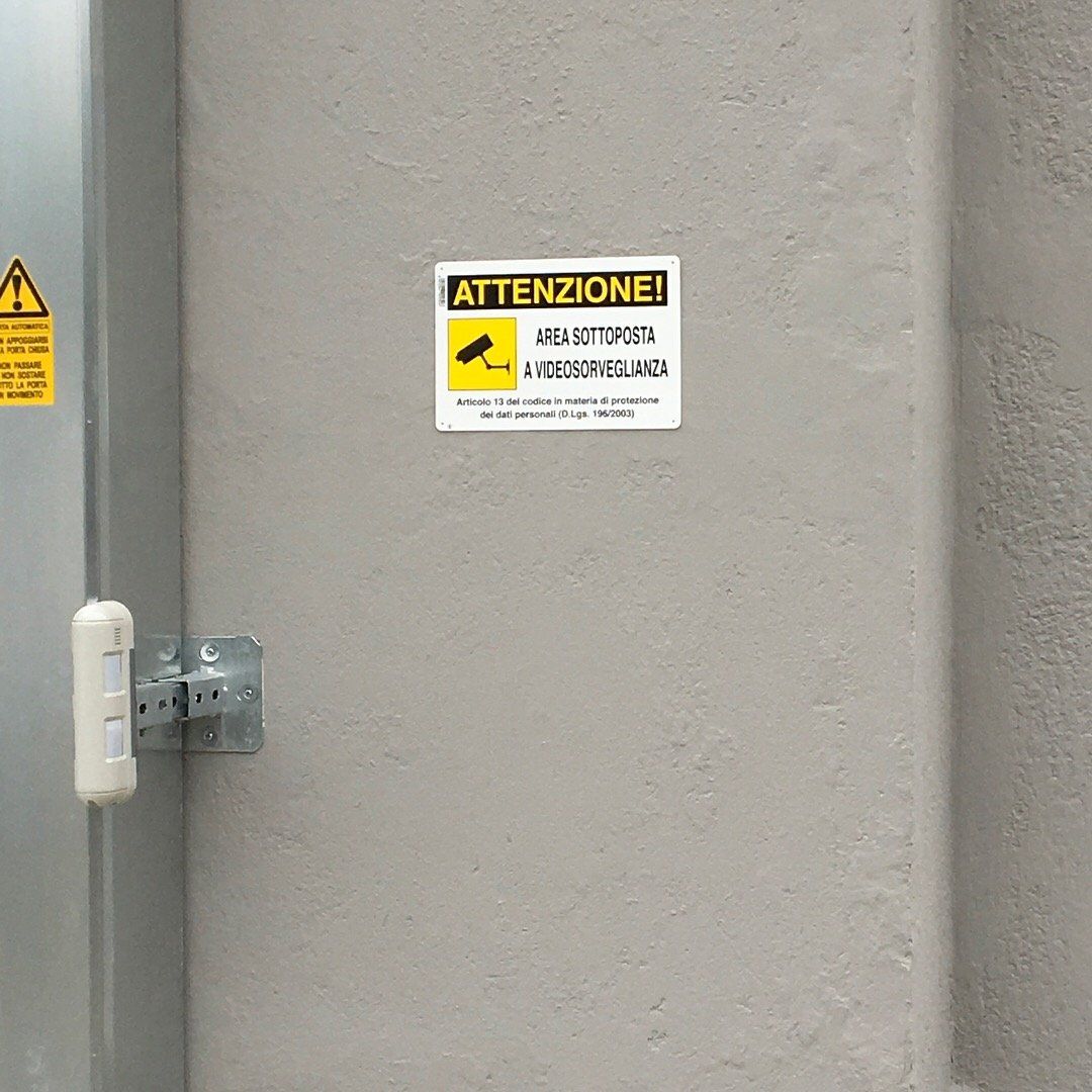 cartello per la segnalazione di telecamere