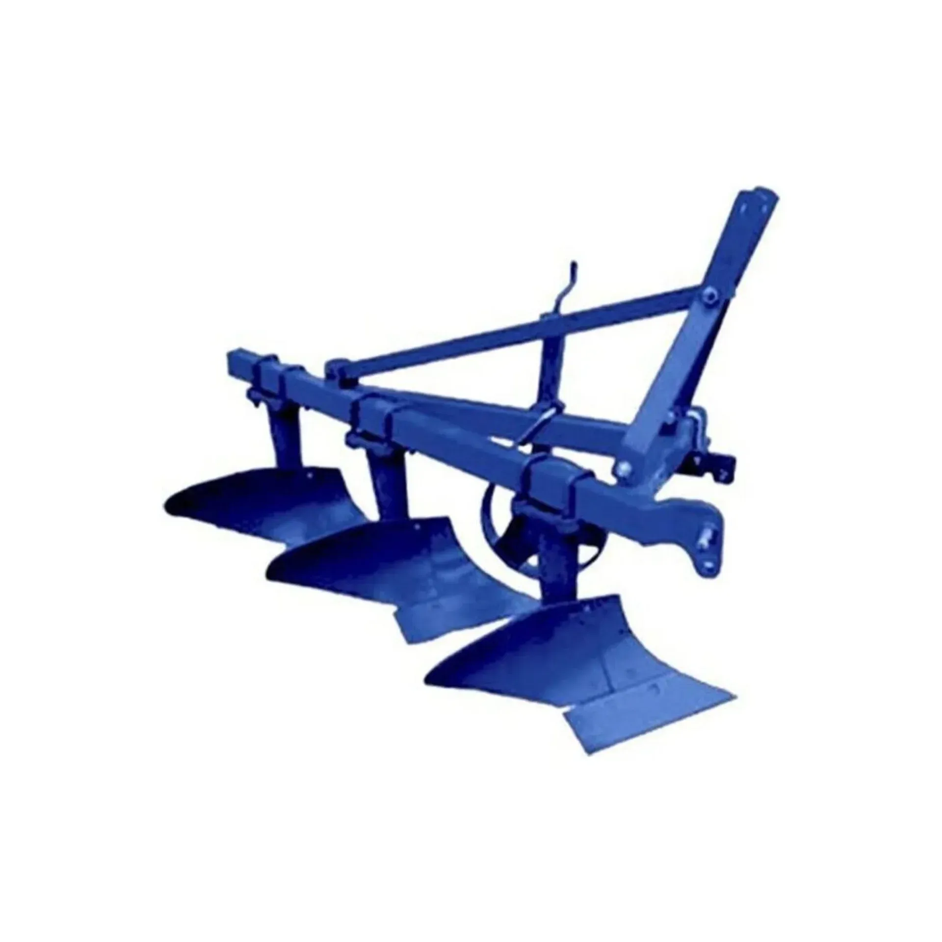 Un arado azul está unido a un tractor sobre un fondo blanco.