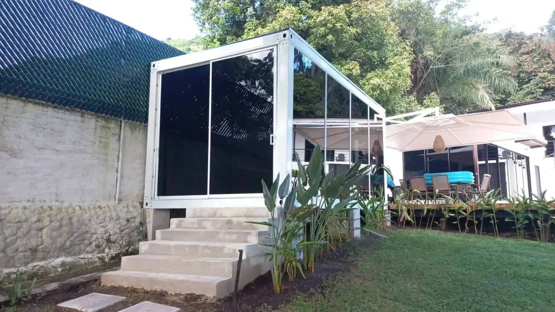 Una pequeña casa blanca con escaleras que conducen a ella