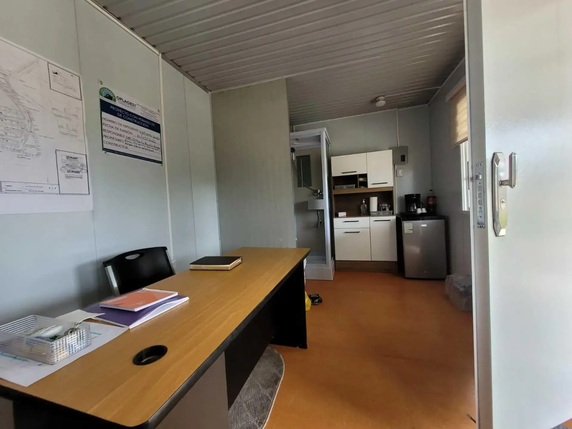 Una habitación con un escritorio y sillas