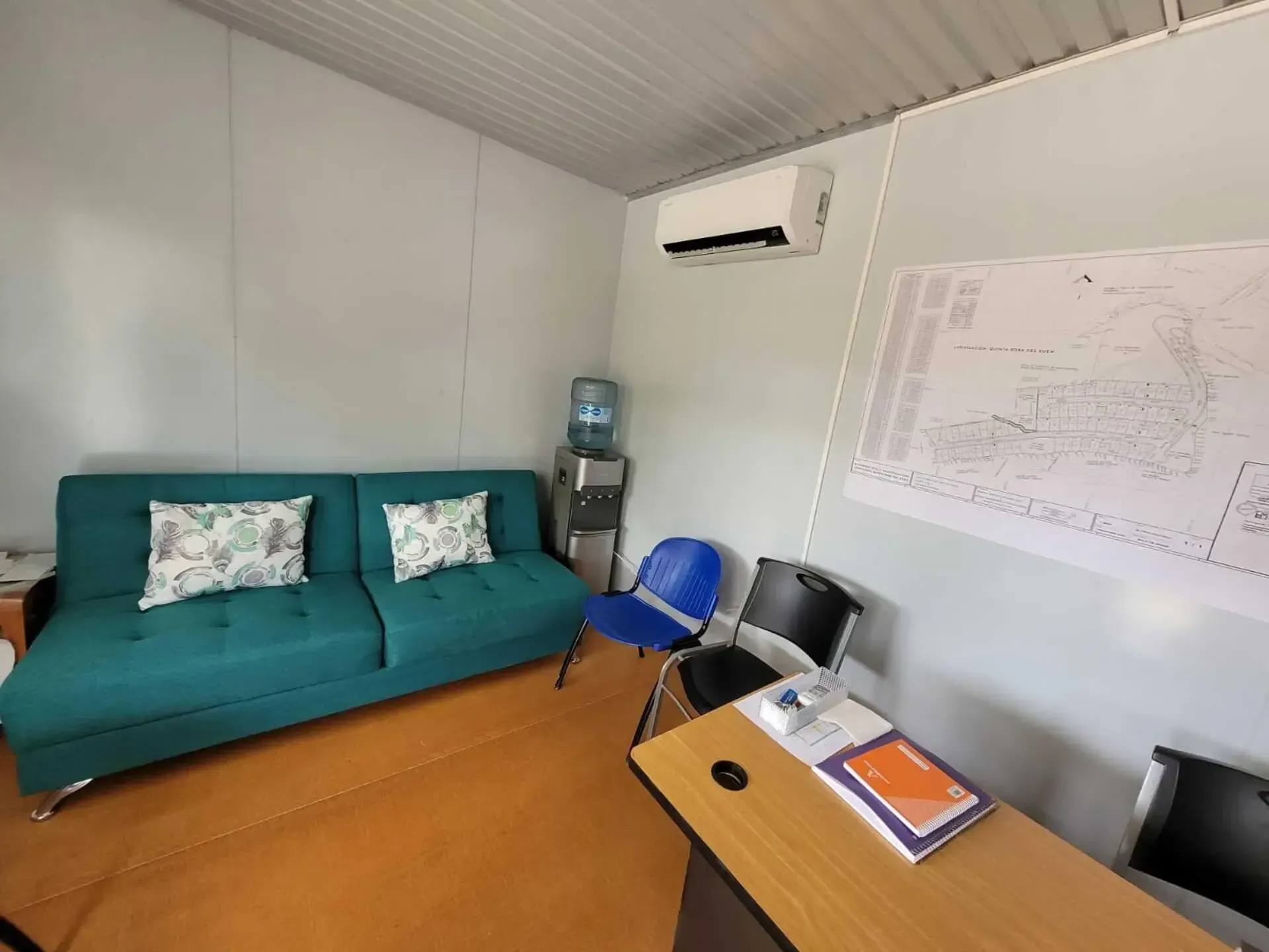 Una sala de estar con sofá , sillas y escritorio.