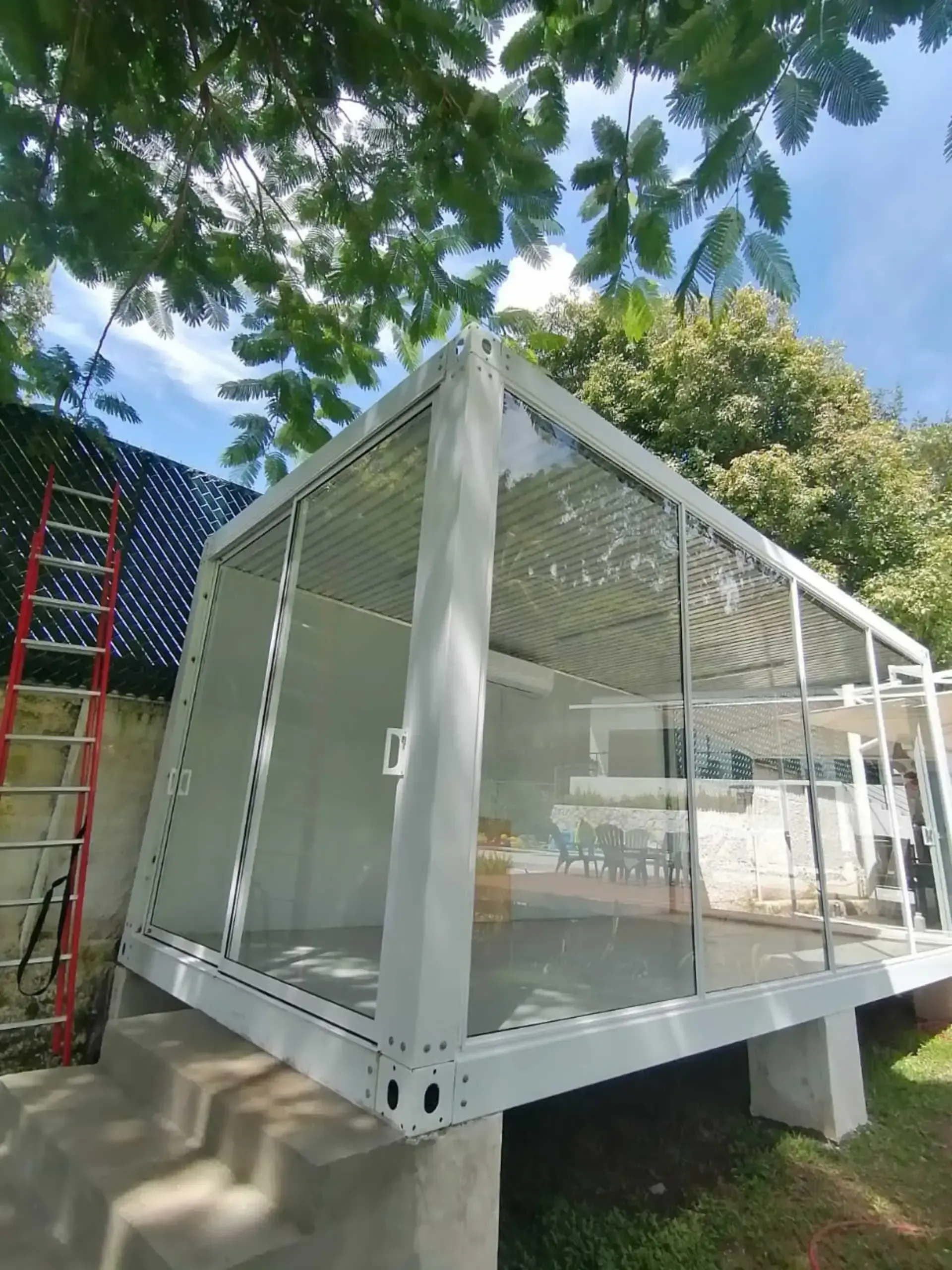 Un edificio blanco con una escalera delante