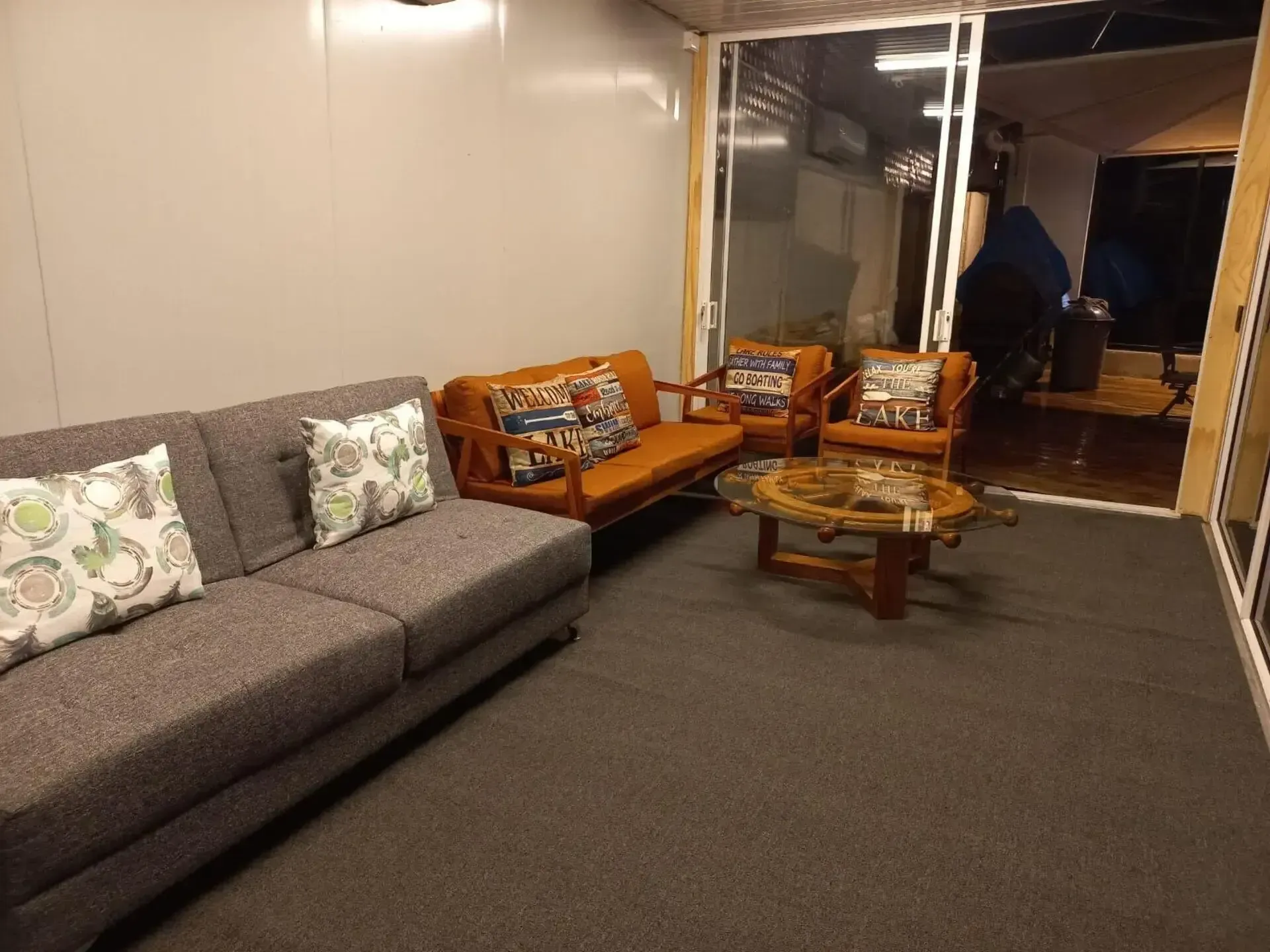 Una sala de estar con un sofá , sillas y una mesa de café.