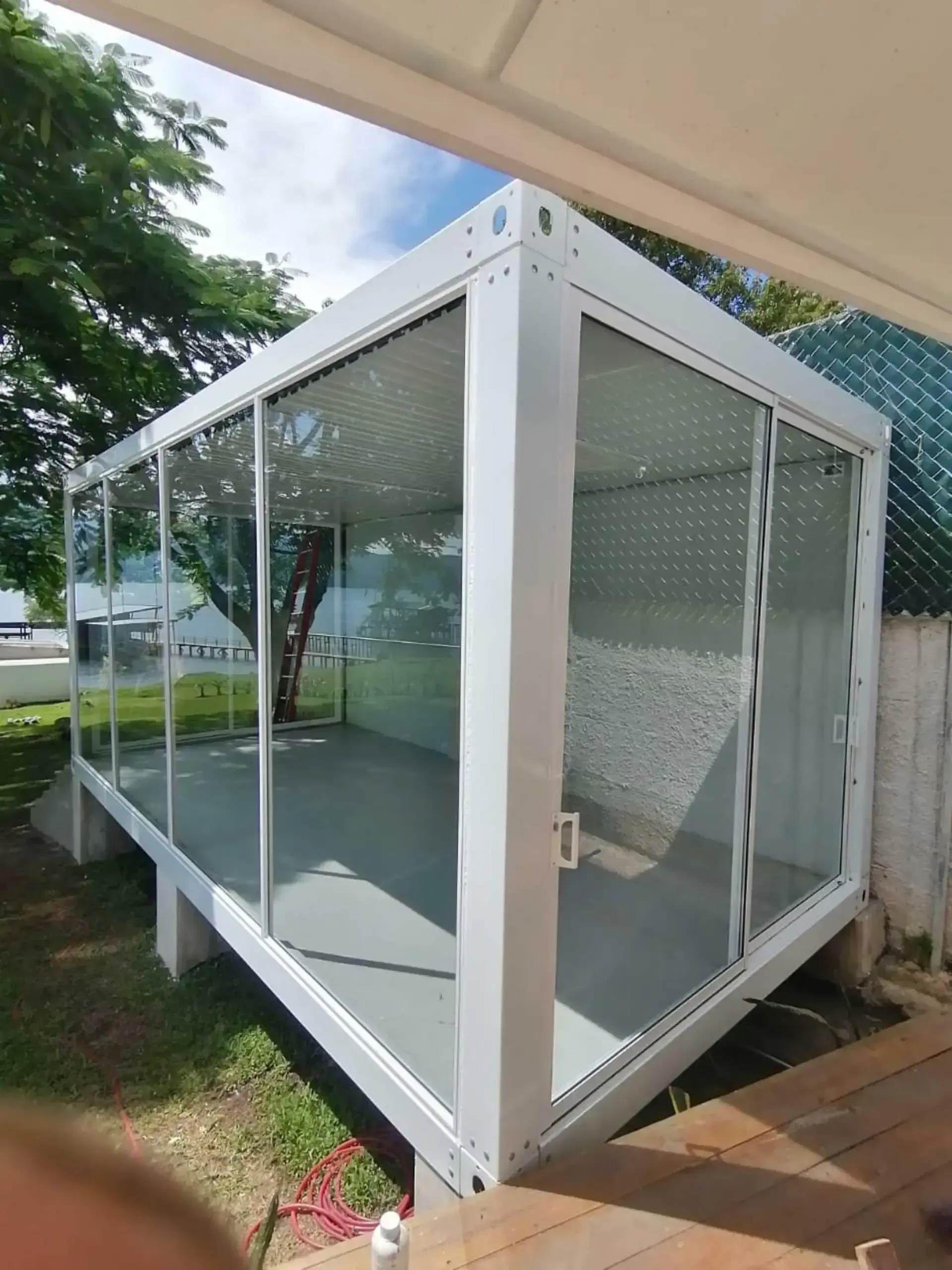 Un edificio blanco con muchas puertas de cristal