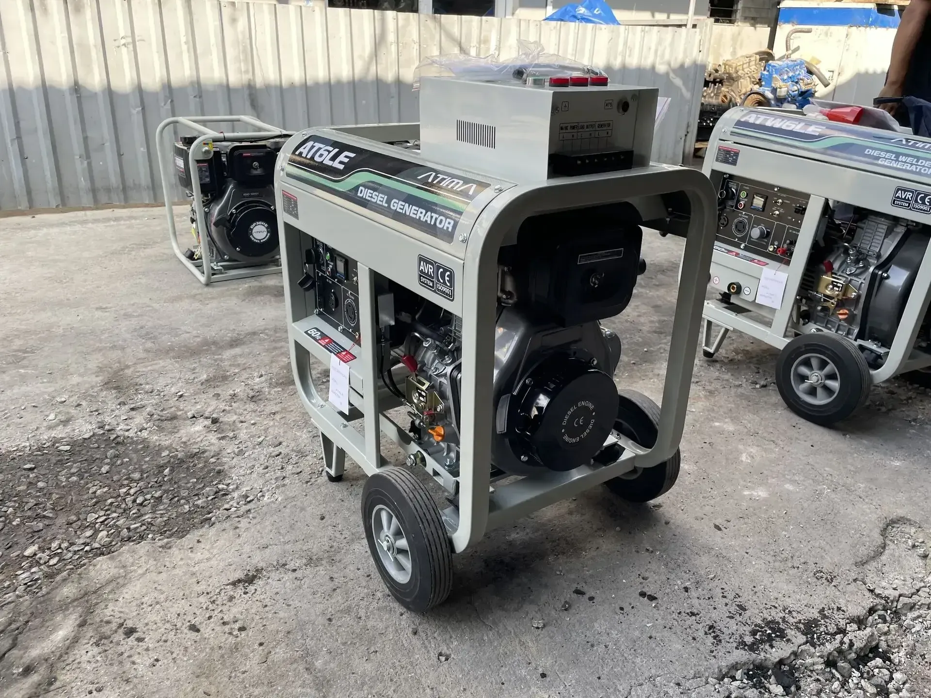 Un generador con ruedas está sentado en el suelo en un estacionamiento.