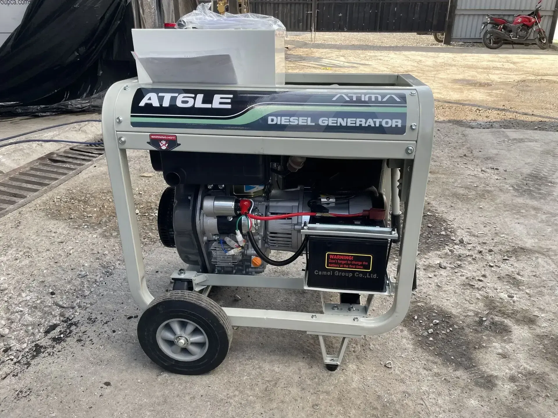 Un generador diesel está sentado en el suelo en un estacionamiento.