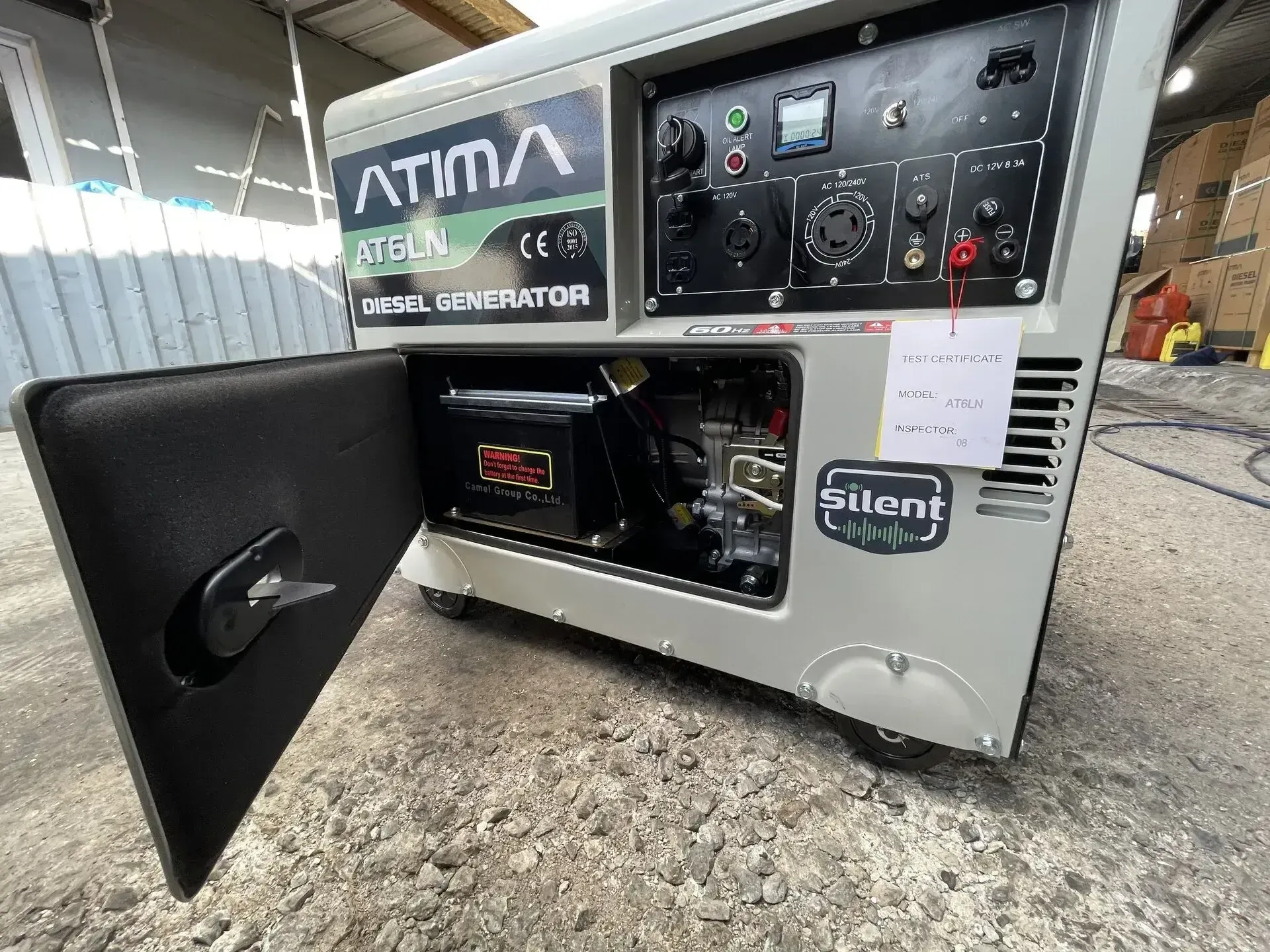 Un generador con la puerta abierta está sentado en el suelo.