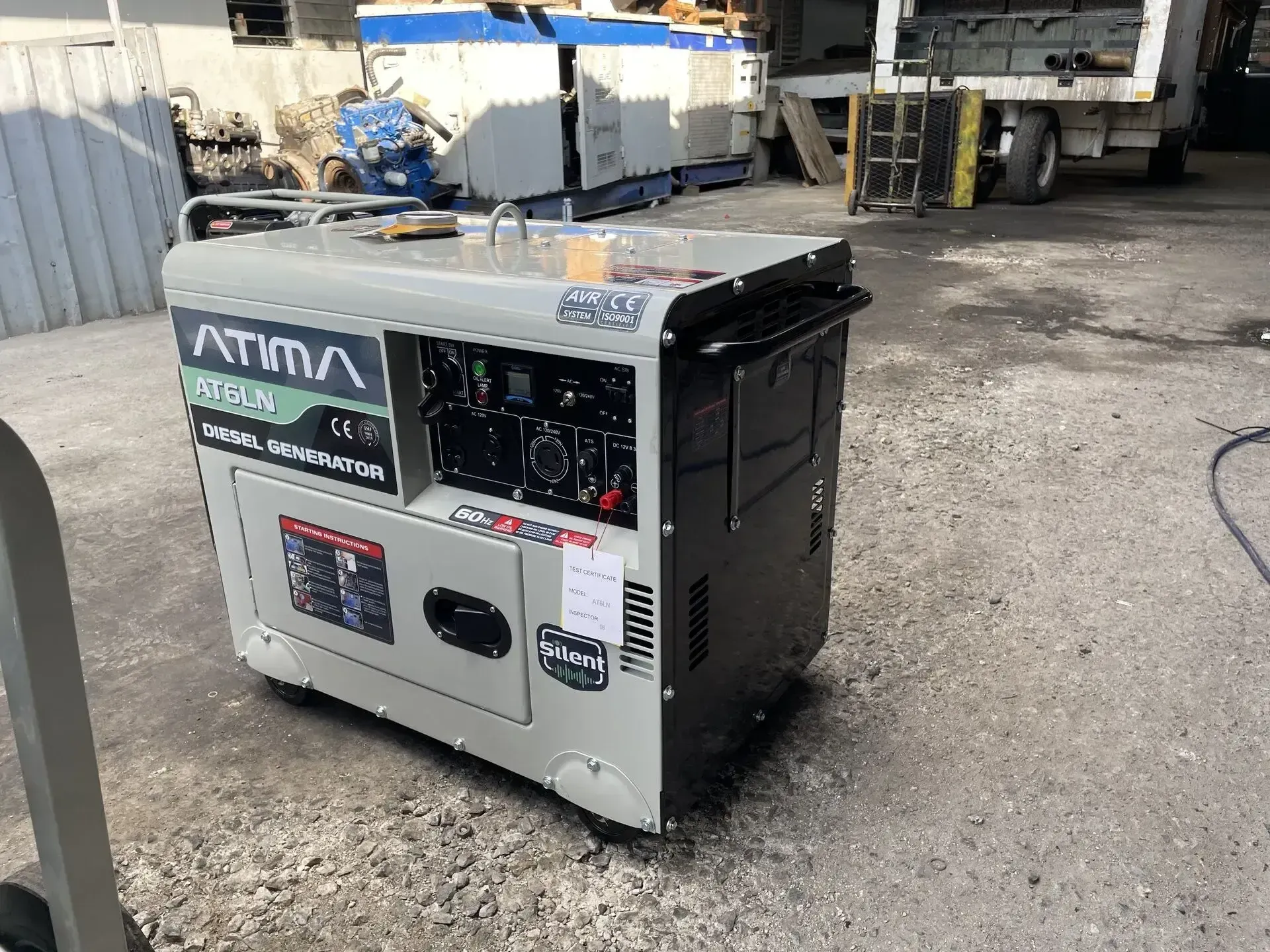 Un generador está sentado en el suelo en un estacionamiento.