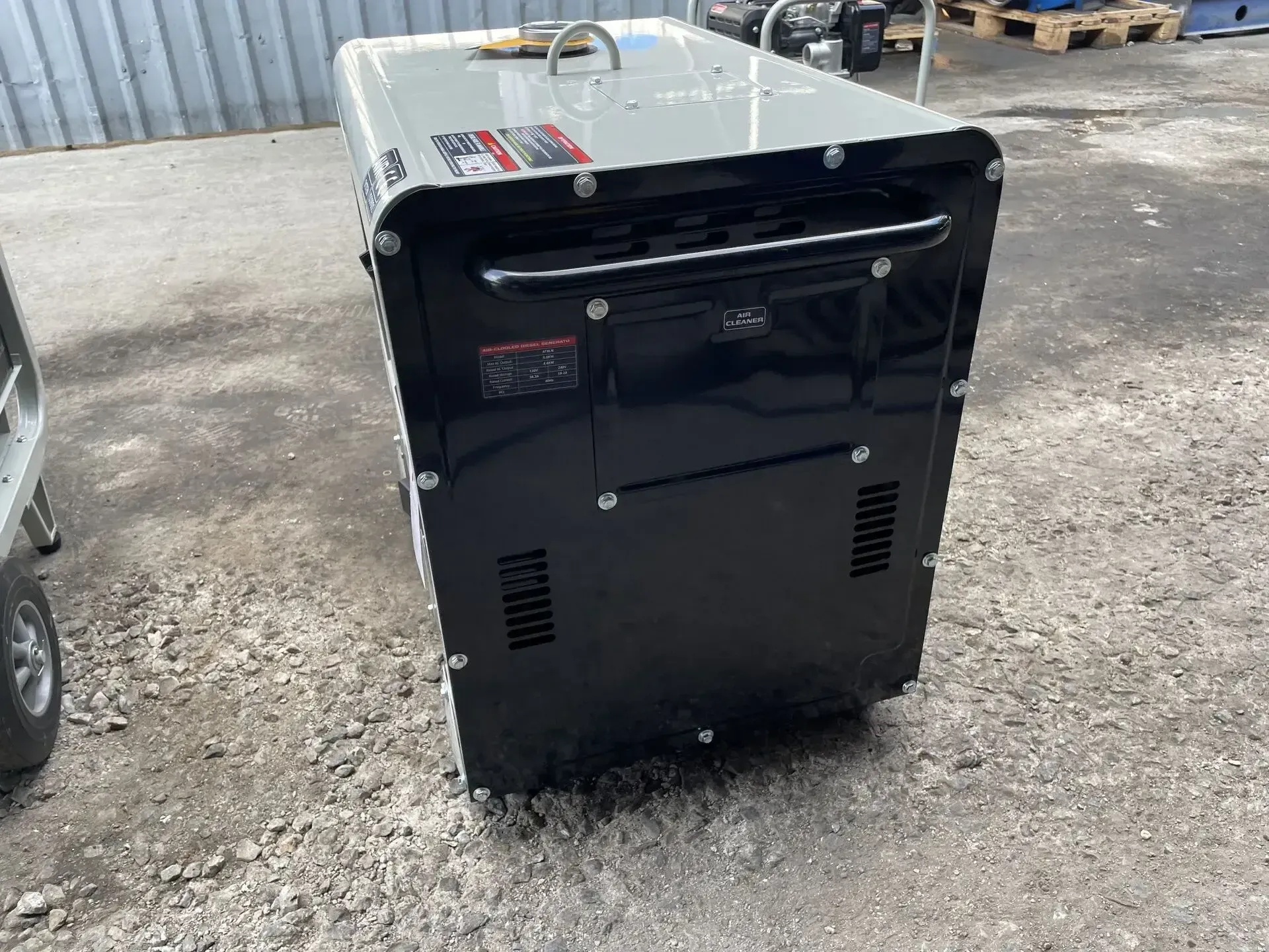 Un generador está sentado en el suelo en un estacionamiento.