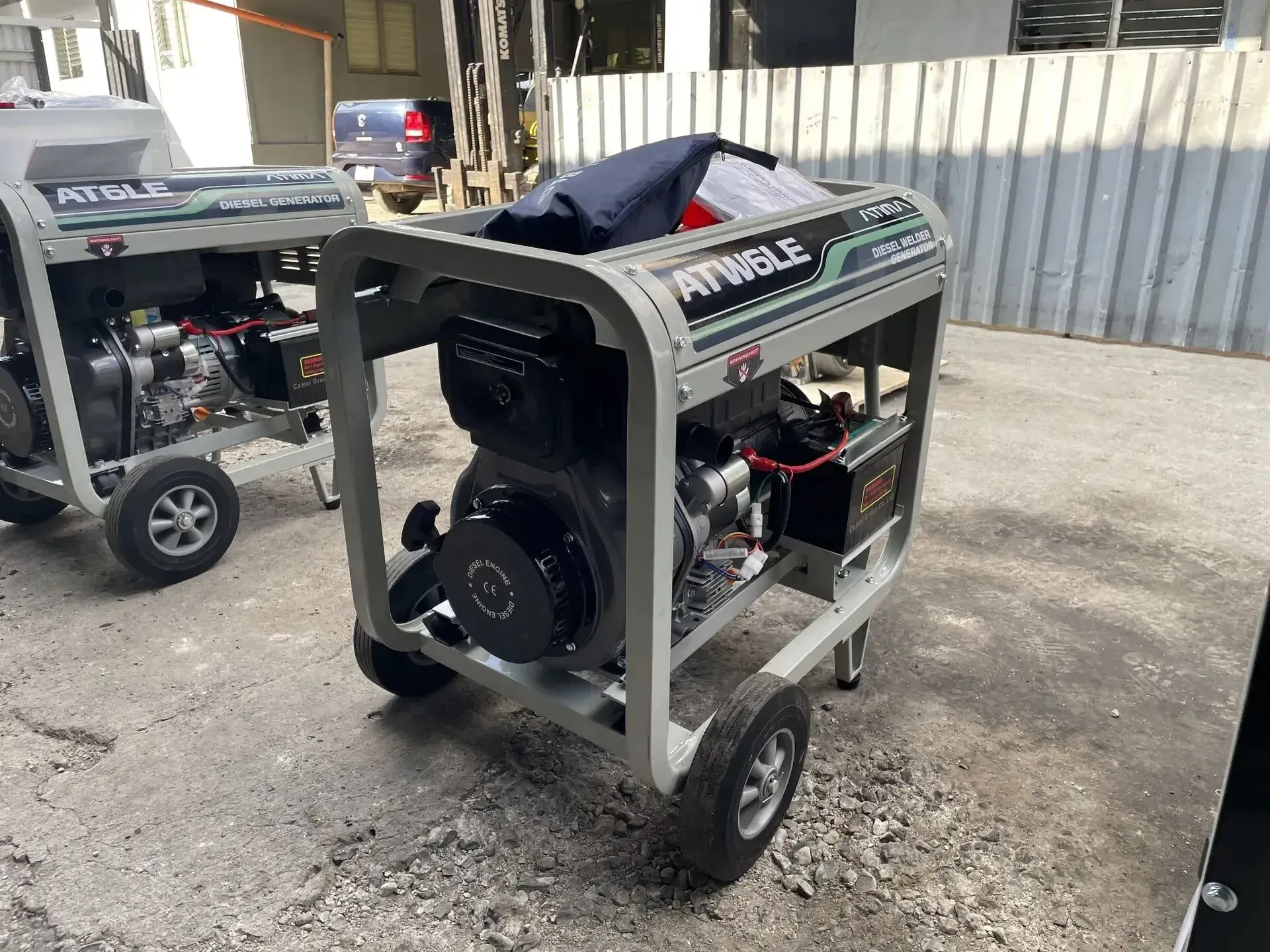 Un generador con ruedas está estacionado en un estacionamiento.