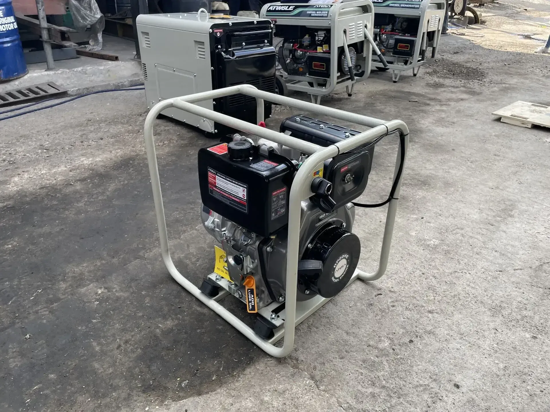 Un generador diésel está sentado en el suelo de un almacén.