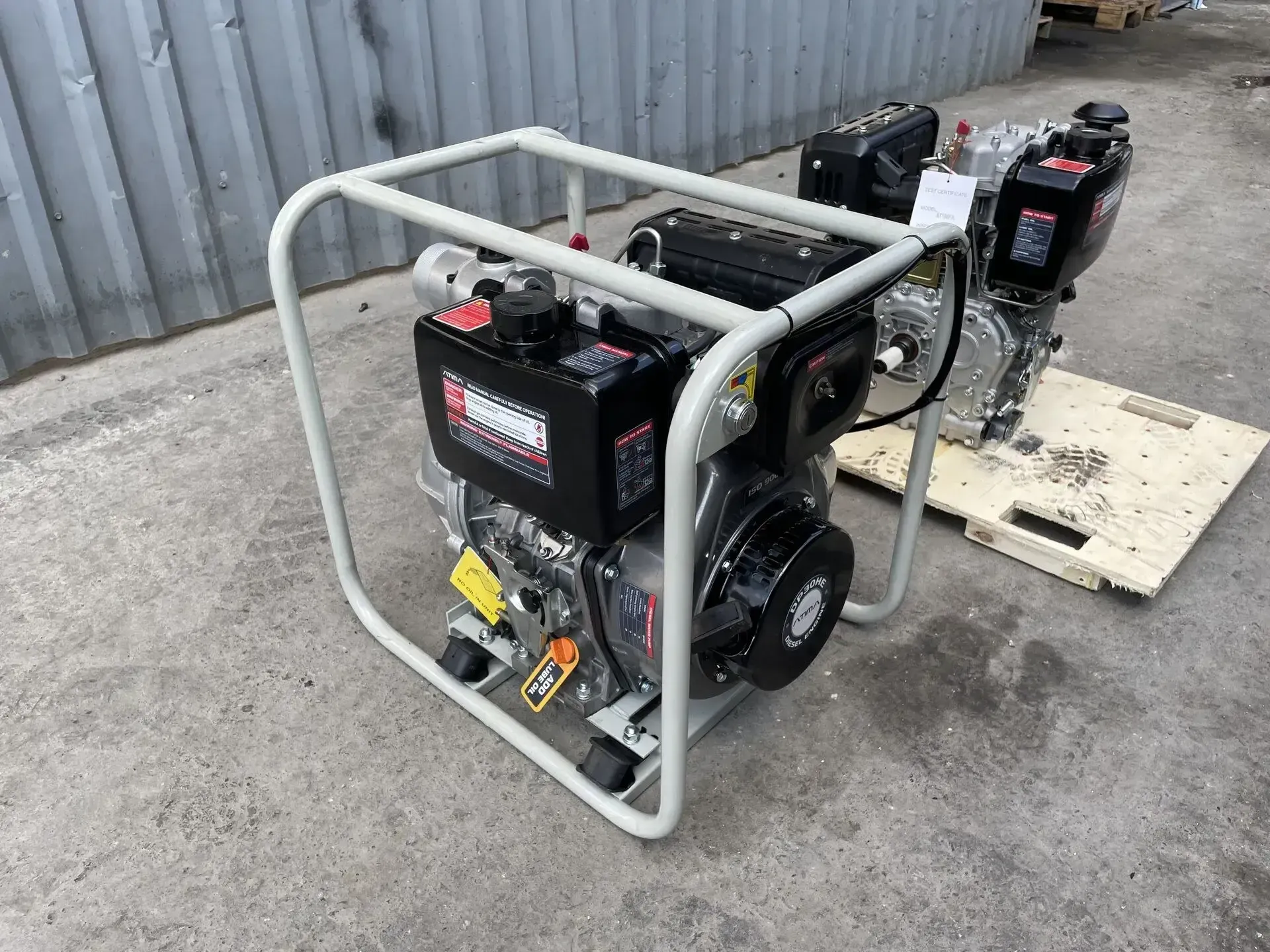 Un motor diésel está colocado encima de una plataforma de madera.