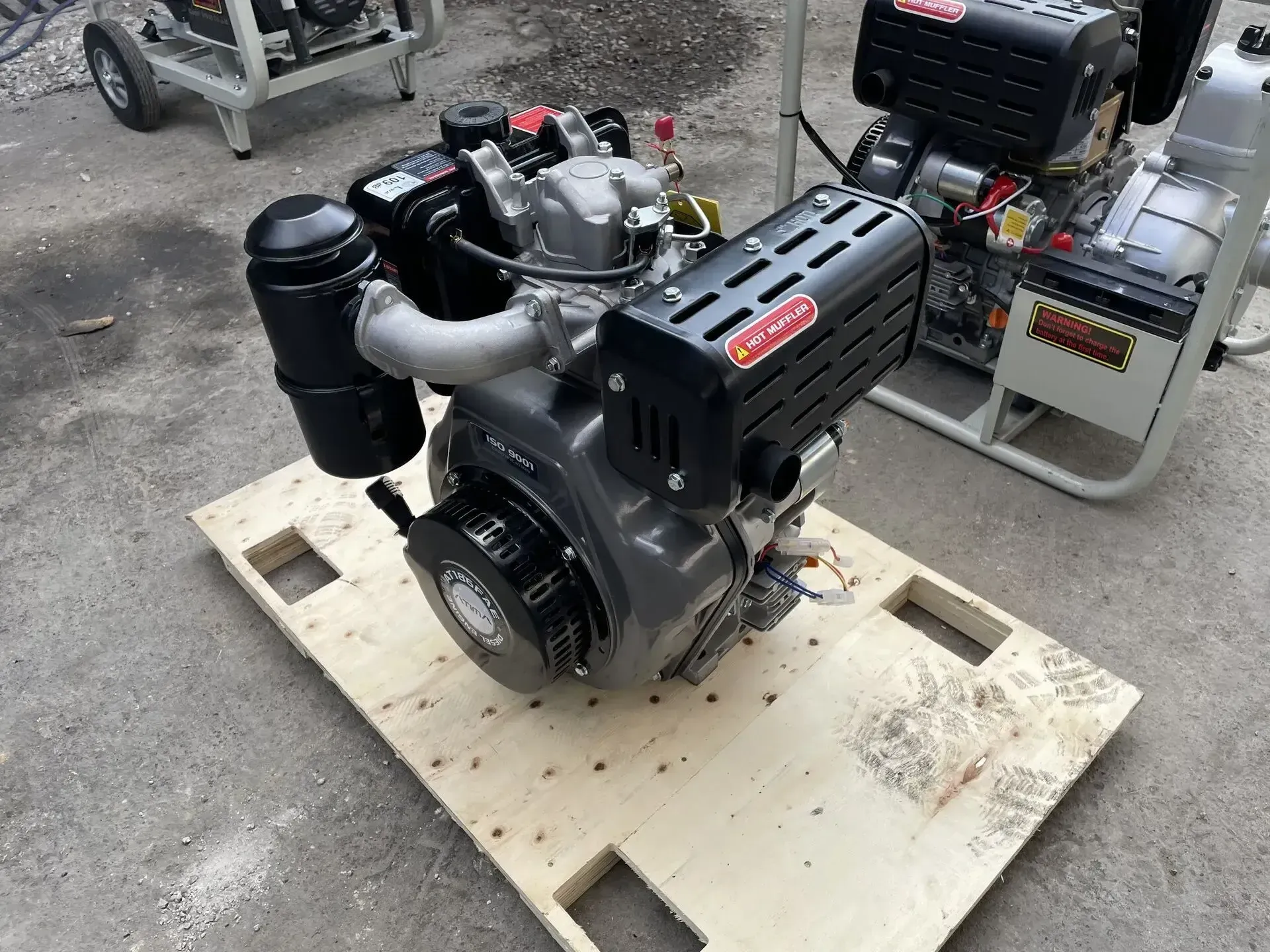 Un motor diésel está colocado sobre un palé de madera.