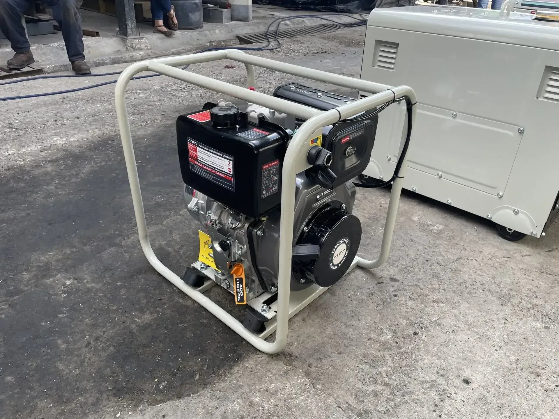 Un generador diésel está colocado en el suelo sobre una estructura de metal.