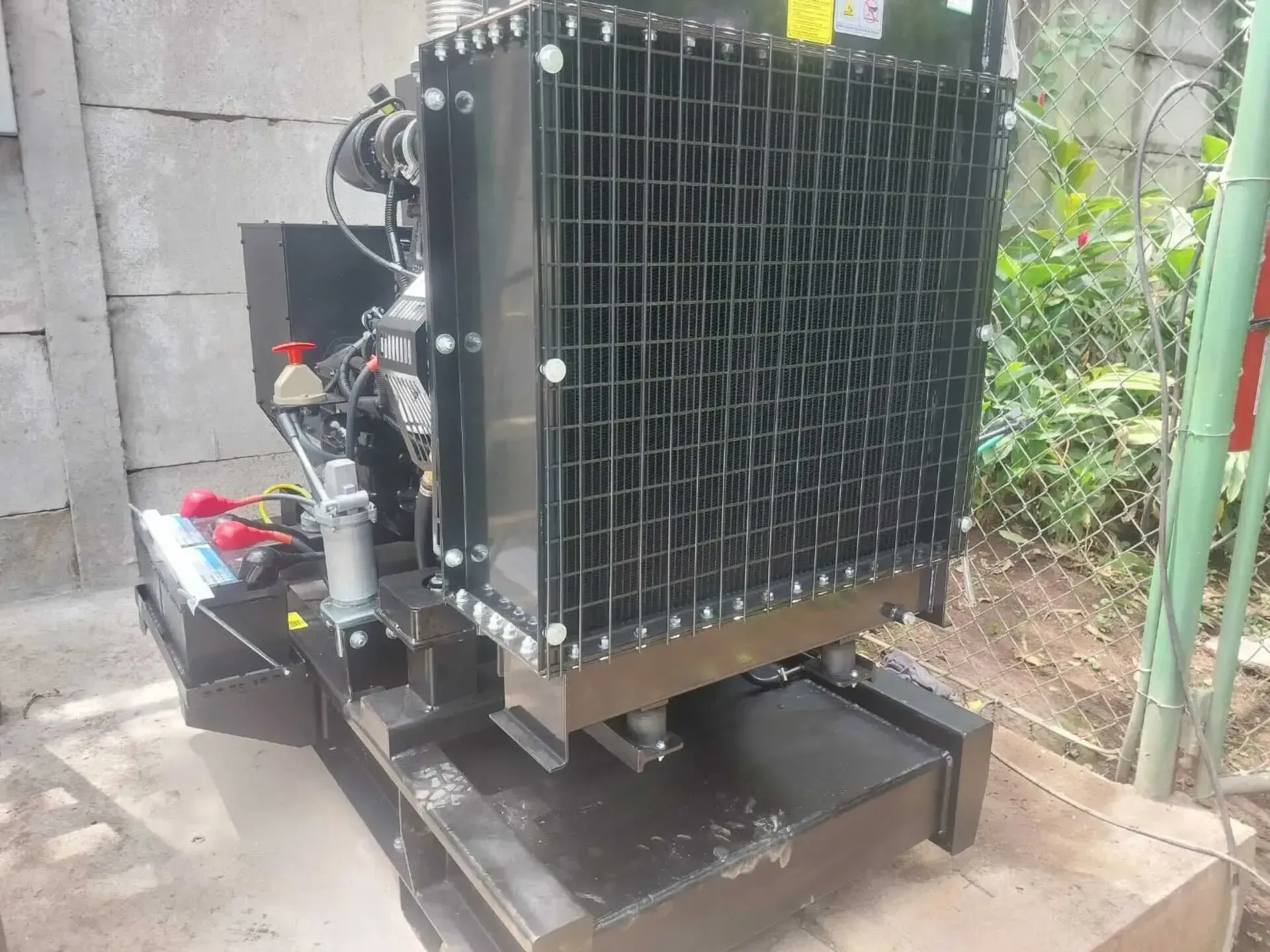 Un gran motor negro está colocado encima de una plataforma de hormigón.