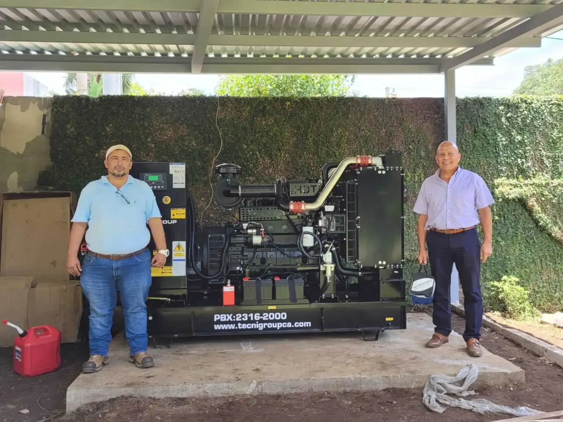 Dos hombres están parados frente a un generador.