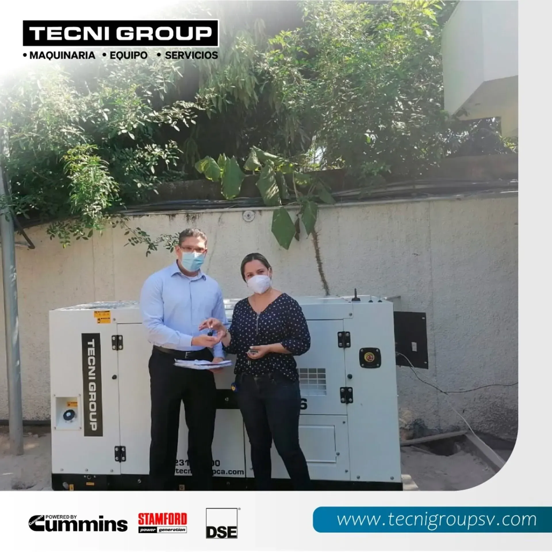 Un hombre y una mujer con máscaras faciales parados junto a un generador Cummins