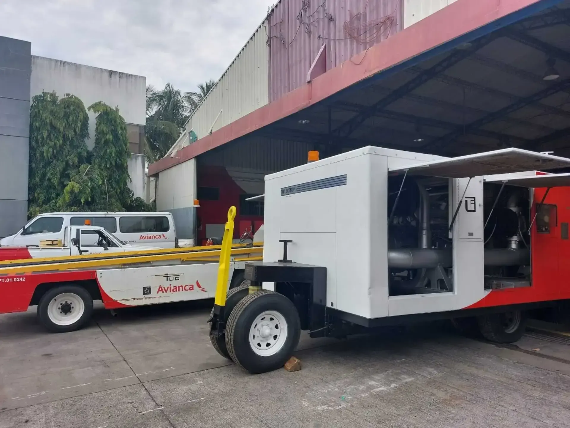 Un camión rojo y blanco está estacionado frente a un edificio.