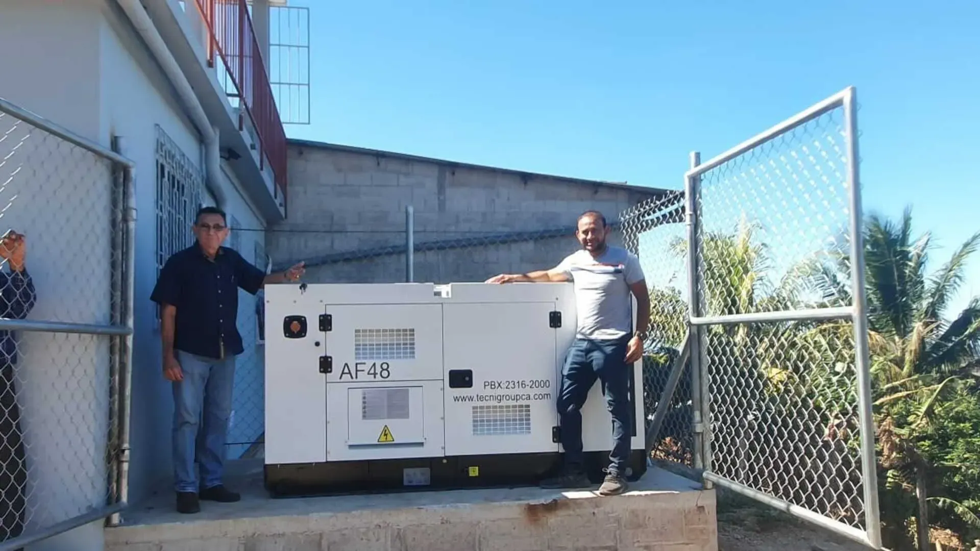 Dos hombres parados junto a un generador que dice a48