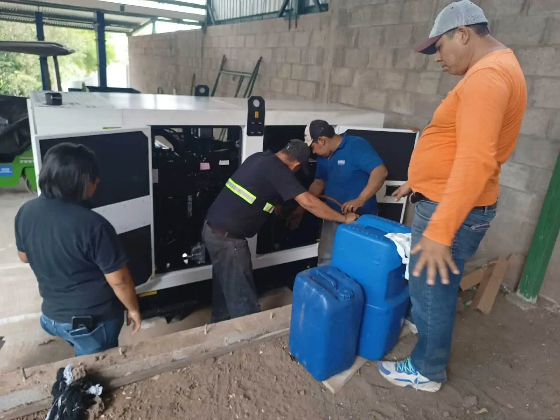 Un grupo de hombres está trabajando en un vehículo en un garaje.