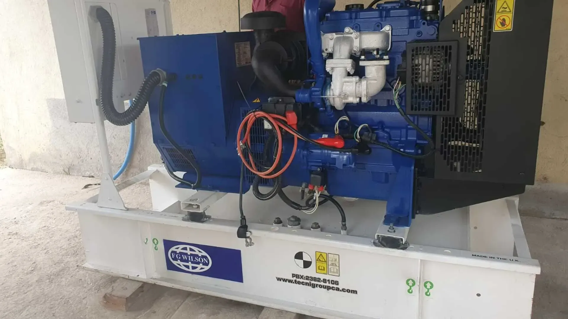 Un generador azul y blanco está colocado encima de una caja blanca.