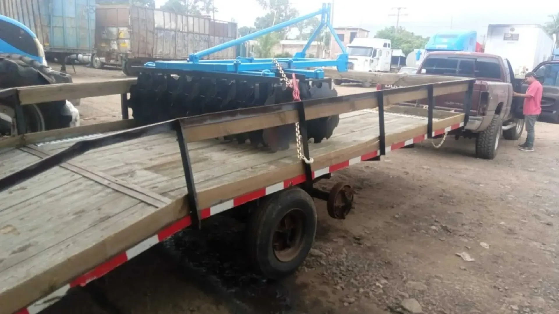 Un camión es remolcado por un remolque con un tractor.