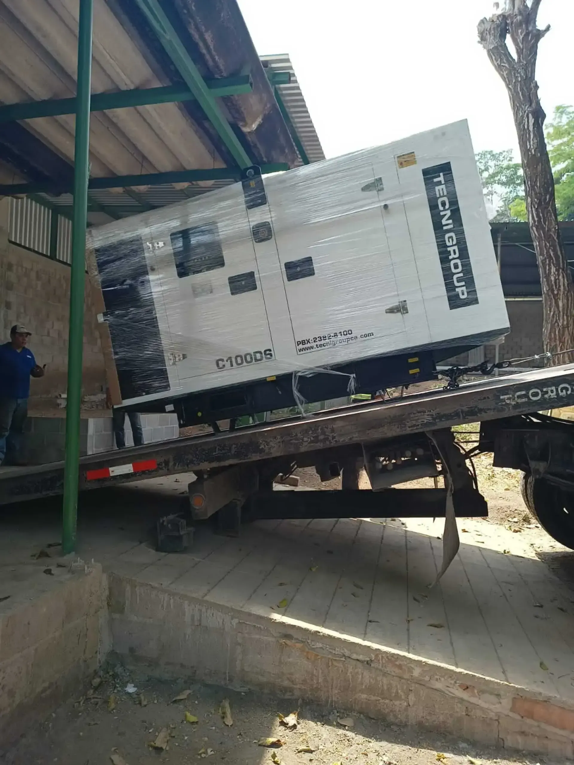 Un generador blanco está encima de una grúa.