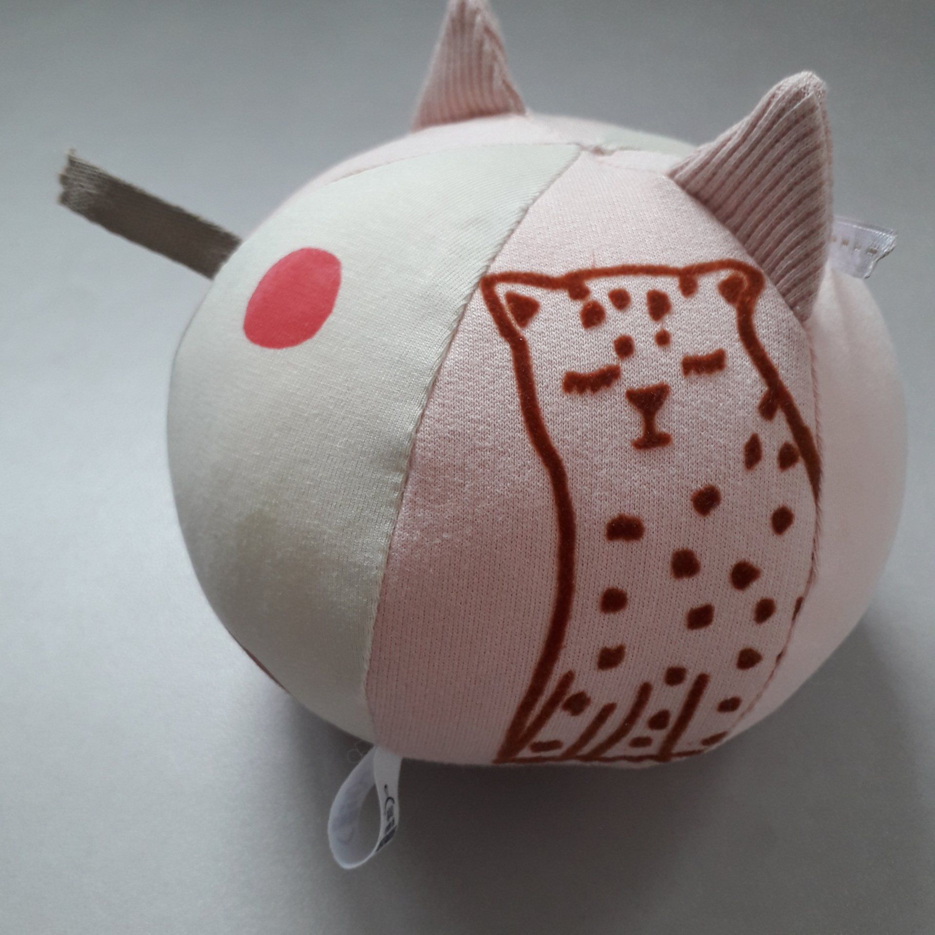 Een knuffeldier met een luipaard erop