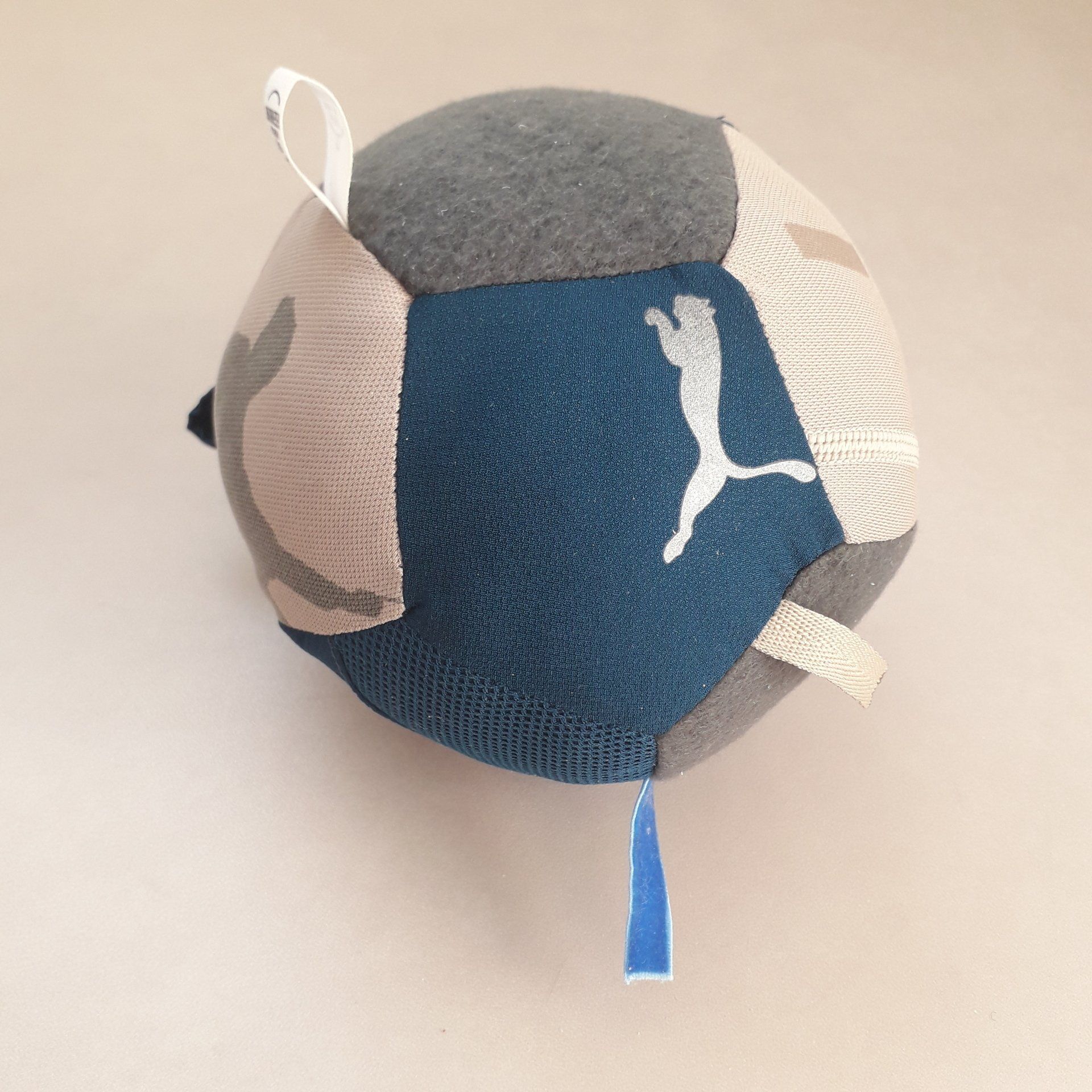 Een blauwe en grijze bal met een poema-logo erop