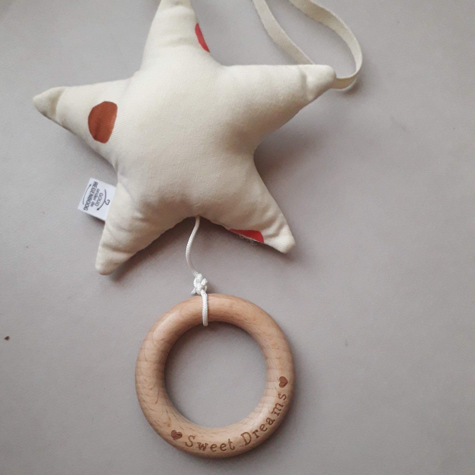 Een ster met daaraan een houten ring met de tekst zoete dromen