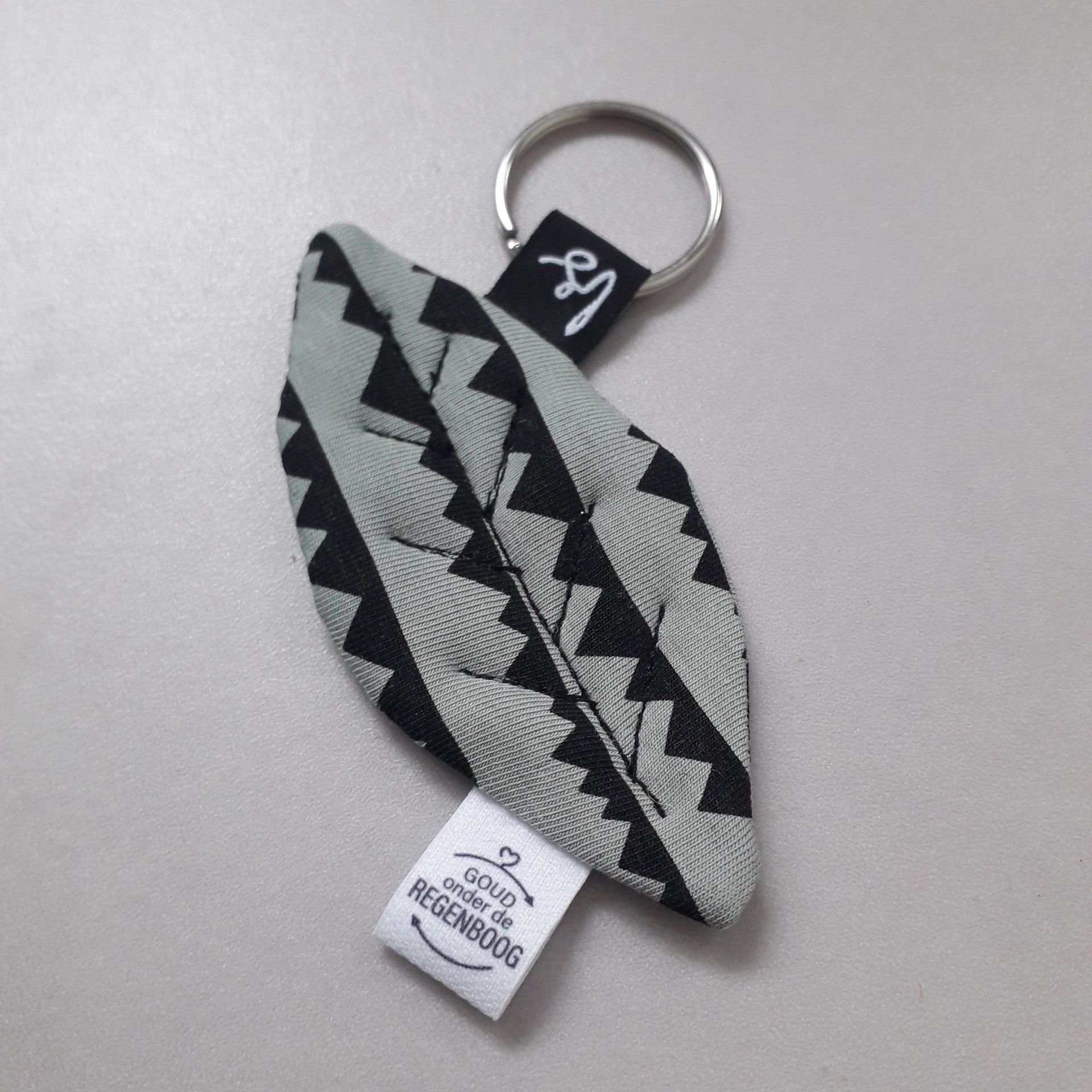 Een sleutelhanger met een label waarop regensburg staat