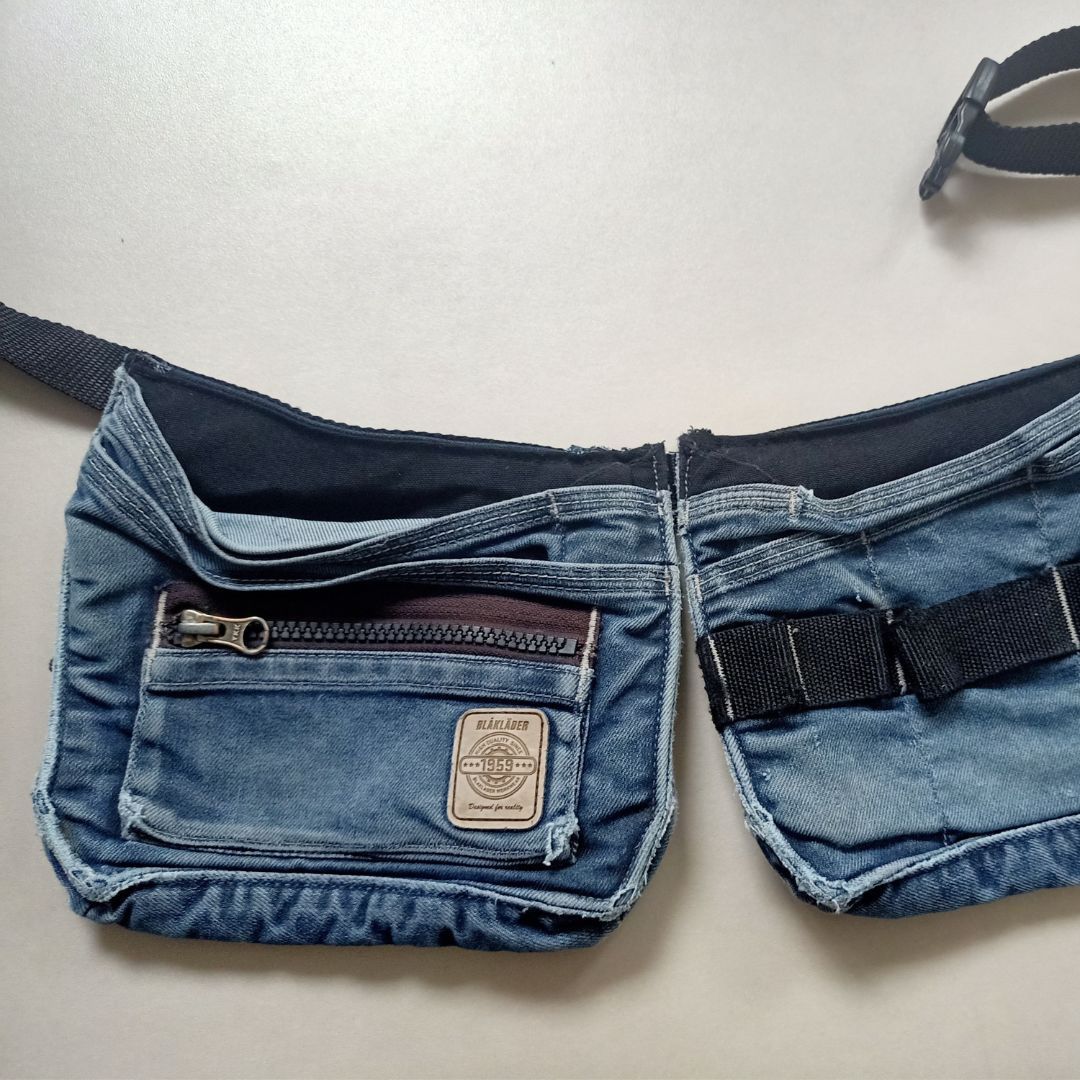 Een blauwe denim heuptas met een zwarte band