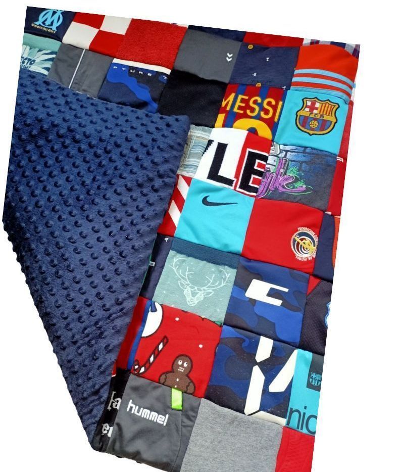 Een deken gemaakt van shirts met messi erop