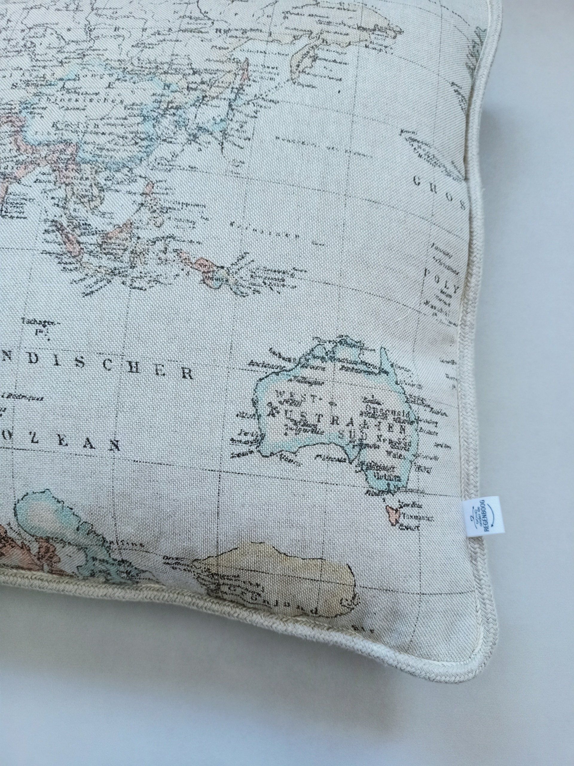 Een kussen met een wereldkaart erop