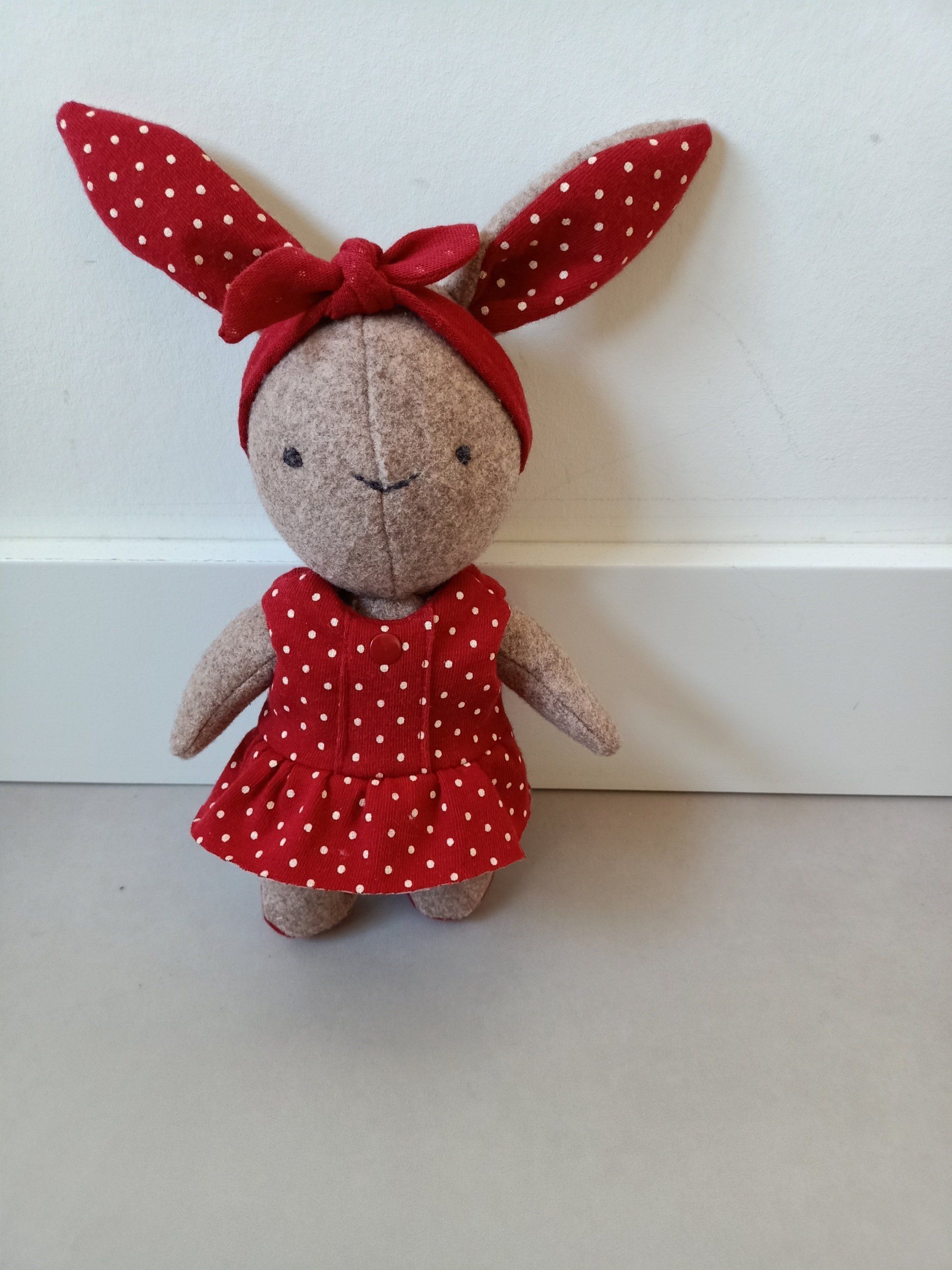 Een herinneringshaasje met een rode jurk met stippen
