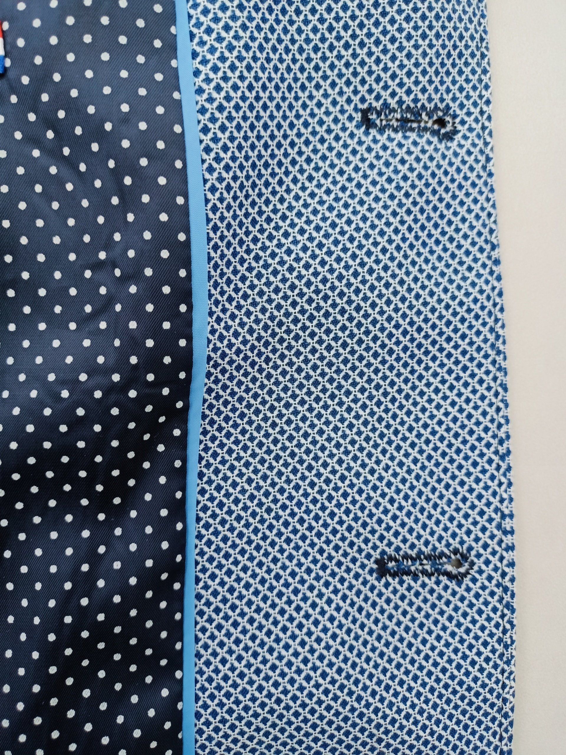 Een blauw jasje met witte stippen aan de binnenkant