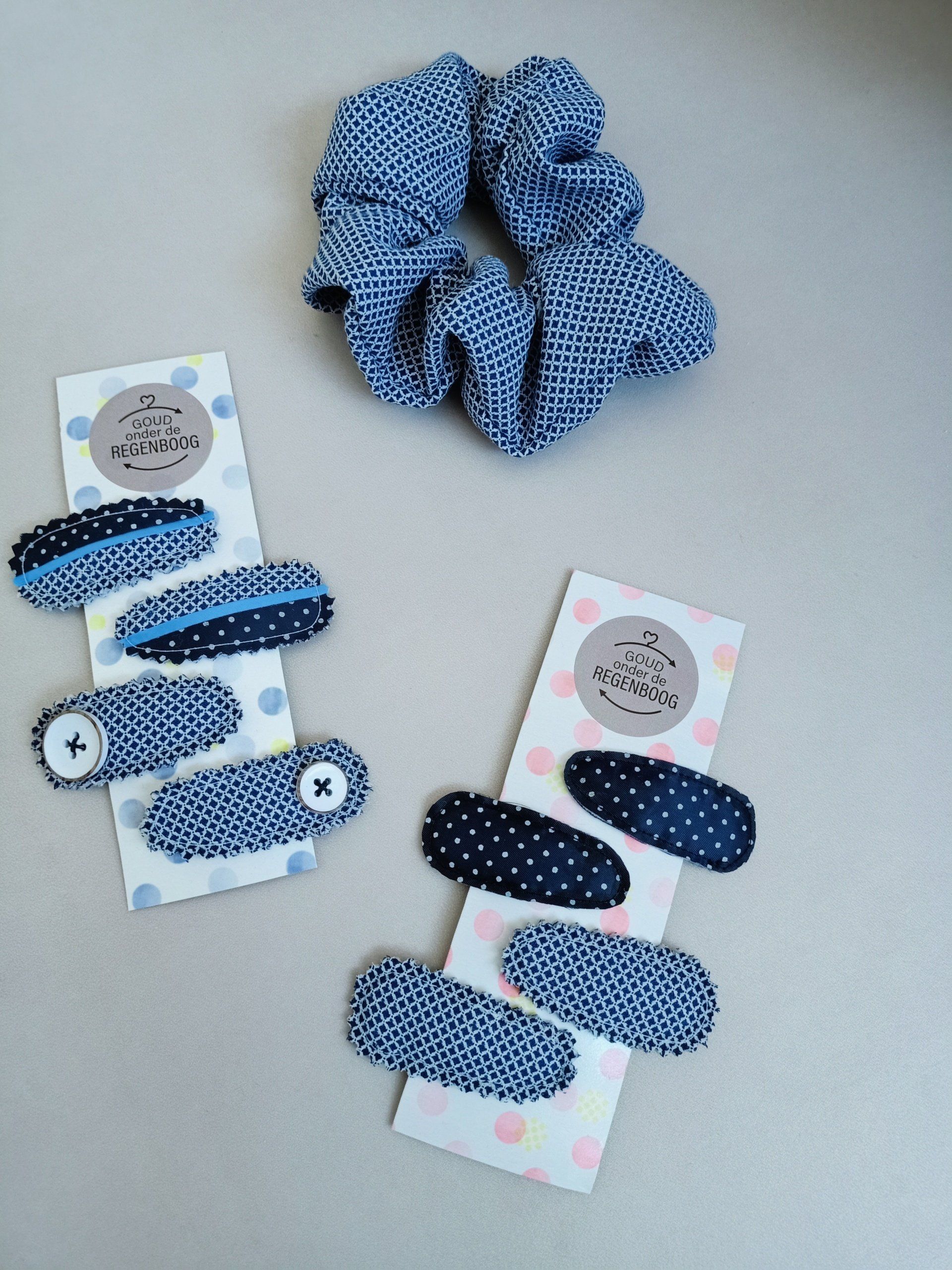 Een set haarspeldjes en een scrunchie op een tafel