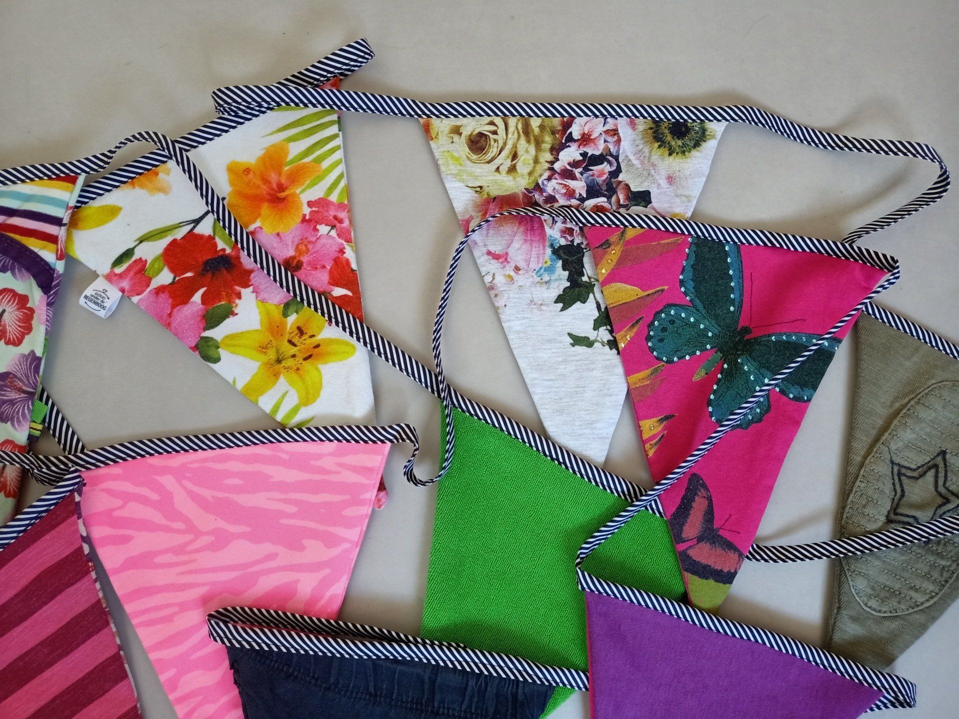 Een bos kleurrijke vlaggen met bloemen en vlinders erop