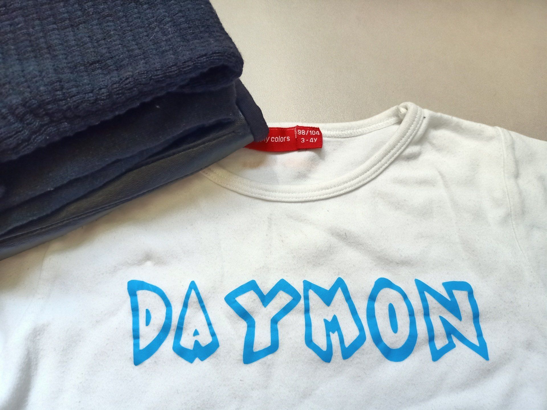 Een wit shirt met het woord daymon erop