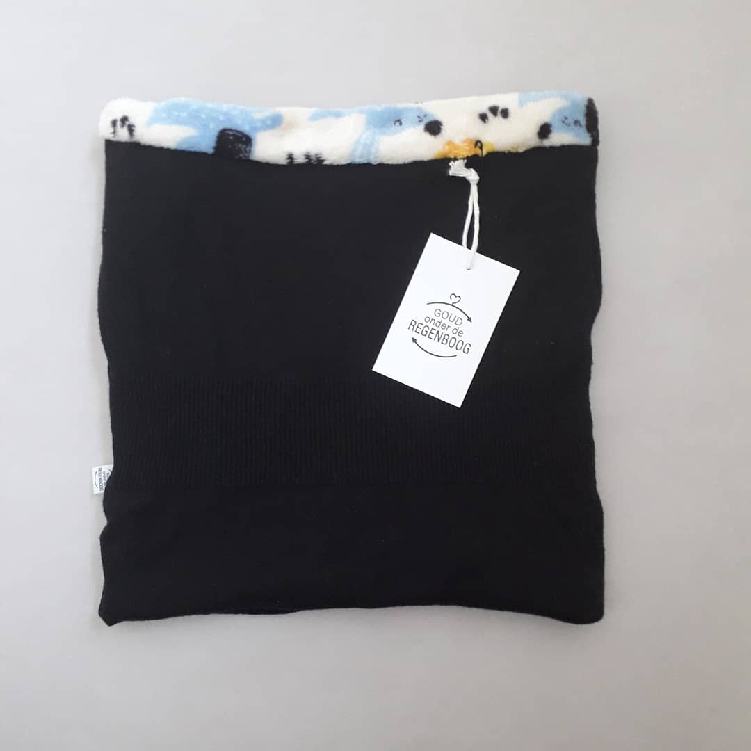 Een zwart kussen met een eraan bevestigd label