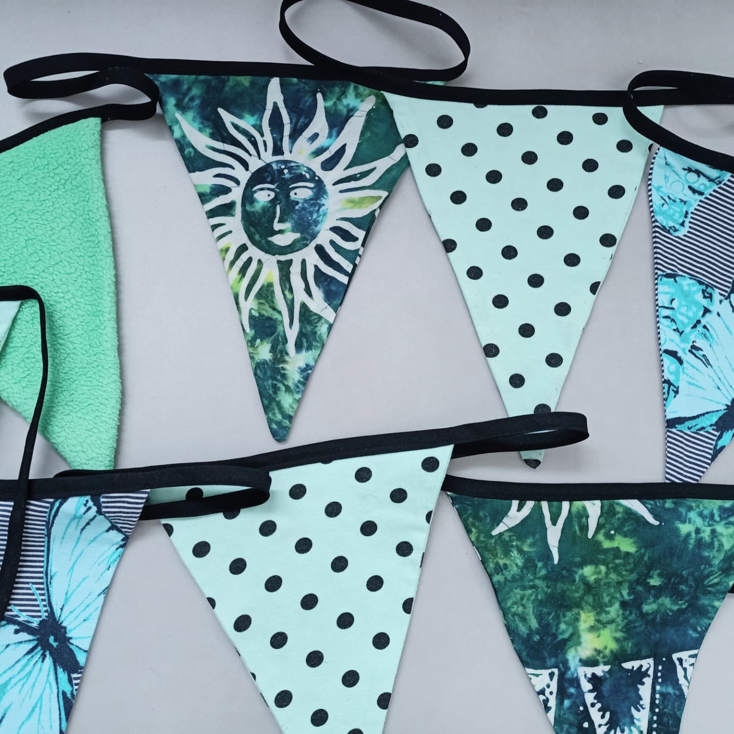 Een stel driehoeken met stippen en een zon erop