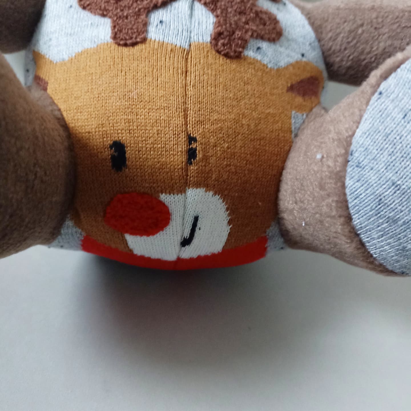 Een troostbeer met een rendier erop