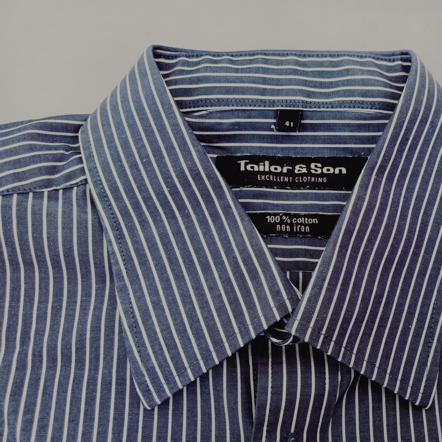 Een close-up van een gestreept overhemd van Tailor & Son