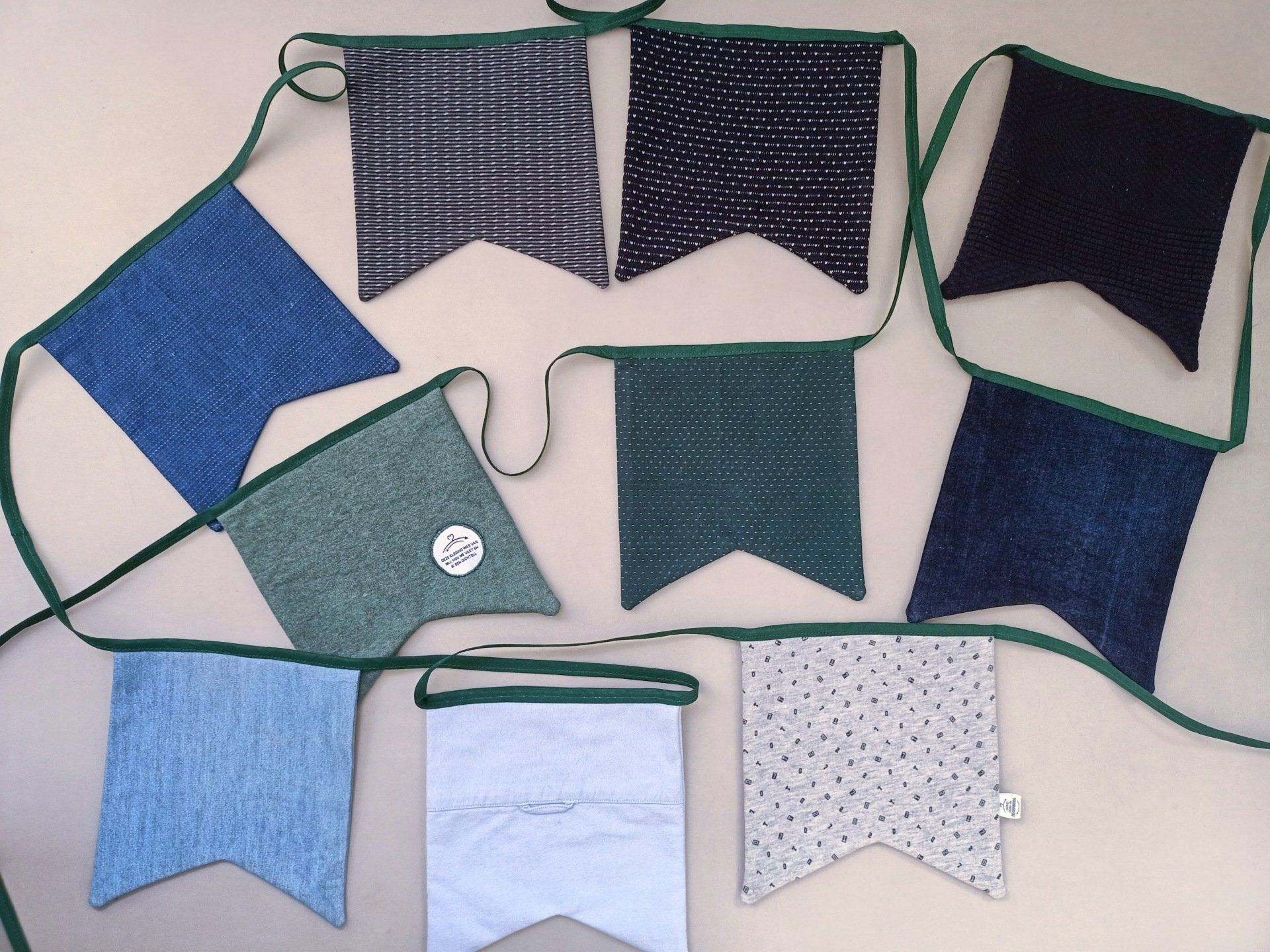 Een aantal kleine vlaggetjes hangen aan een touwtje