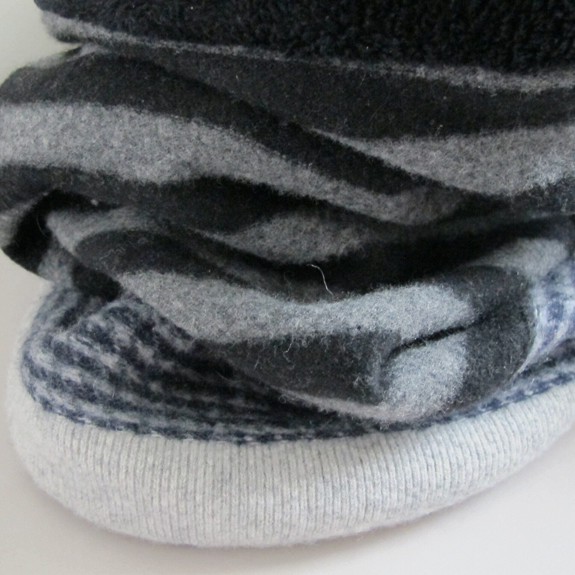 Een close-up van een zwart-wit gestreepte sjaal