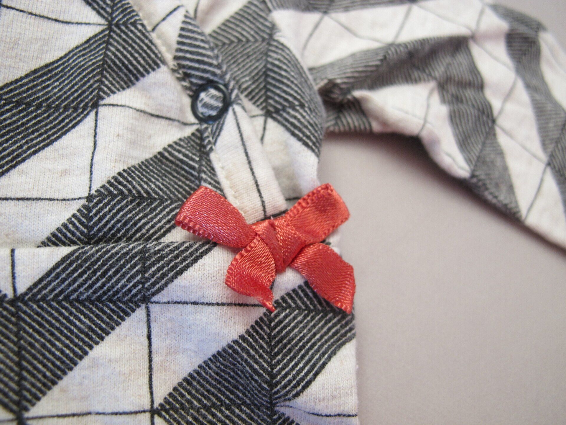 Een zwart-wit gestreept shirt met een rode strik