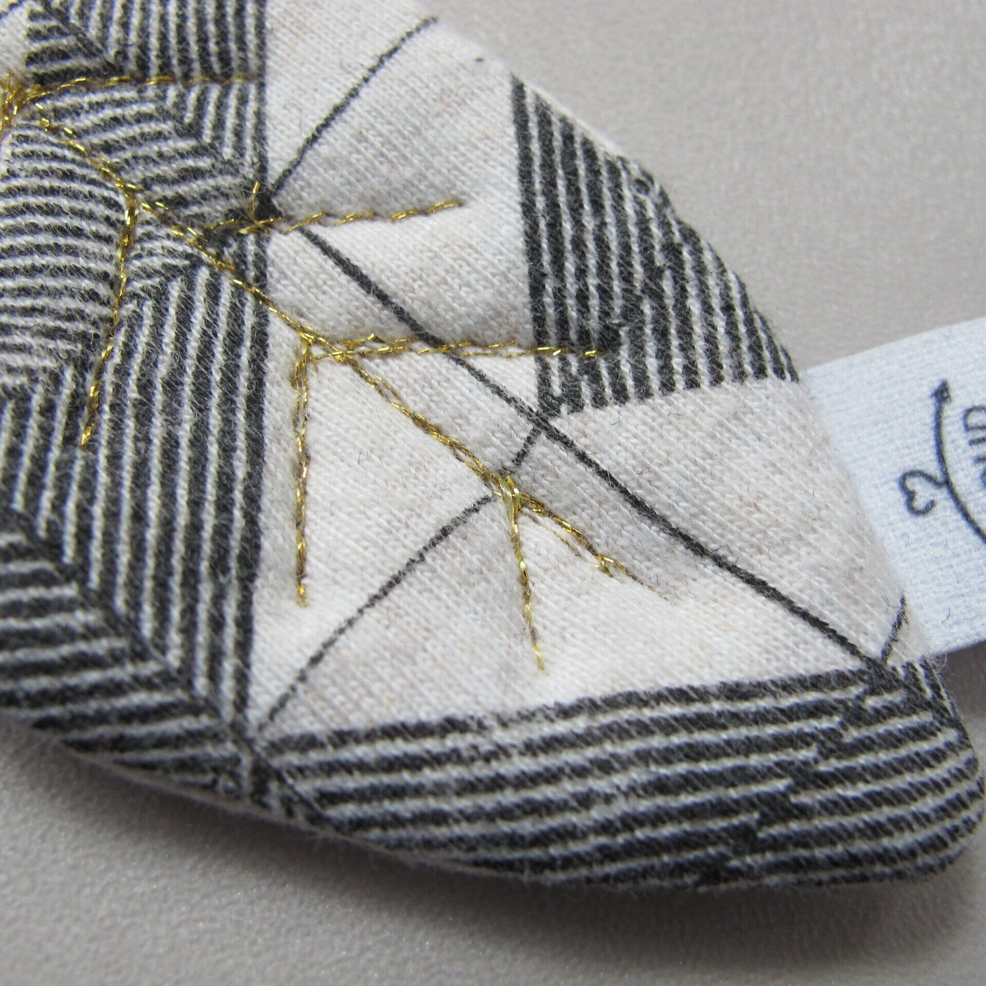 Een close-up van een zwart-wit gestreepte stof